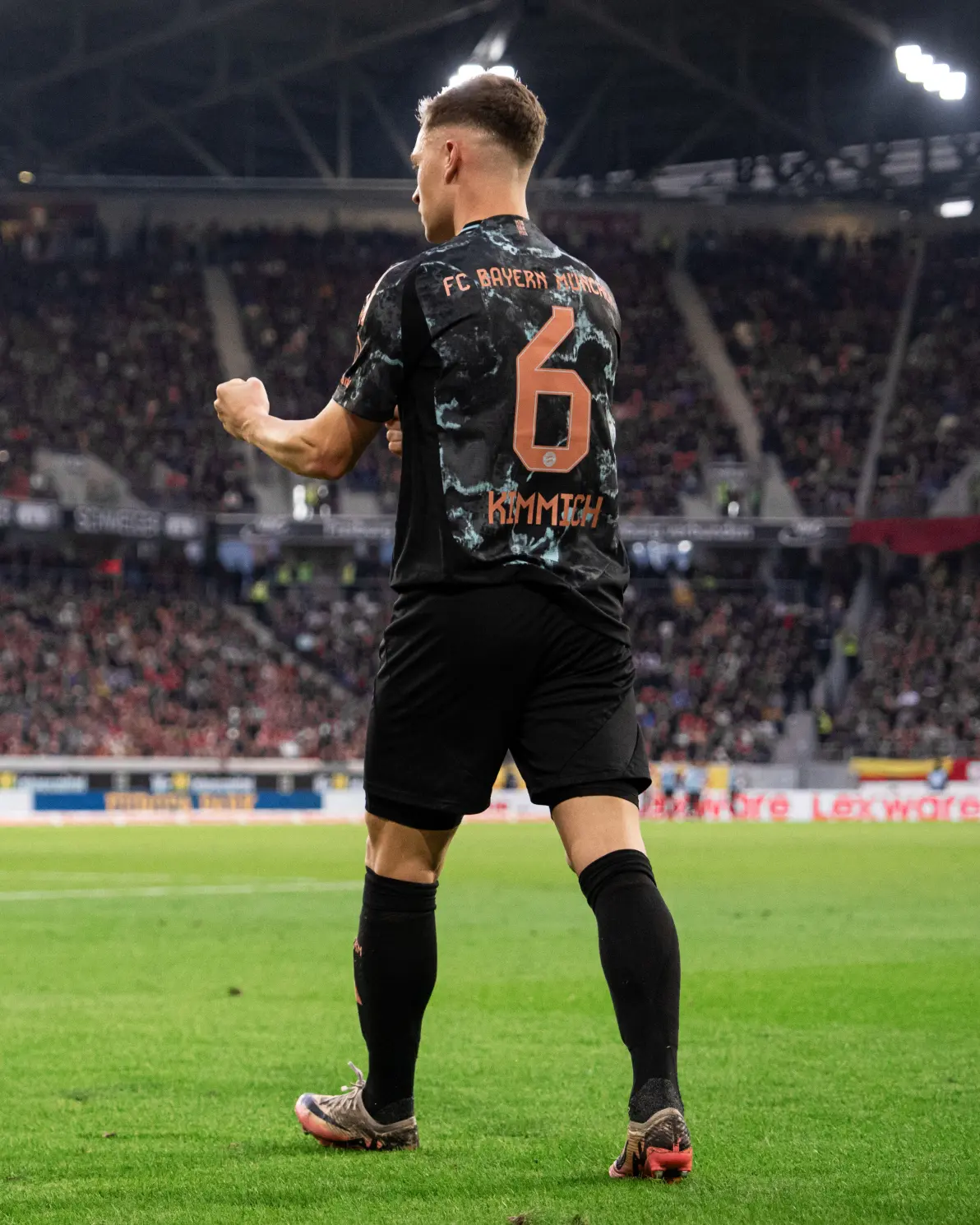 弗莱堡球员受伤退出本轮比赛,困扰主帅 弗莱堡球员受伤退出本轮比赛,困扰主帅