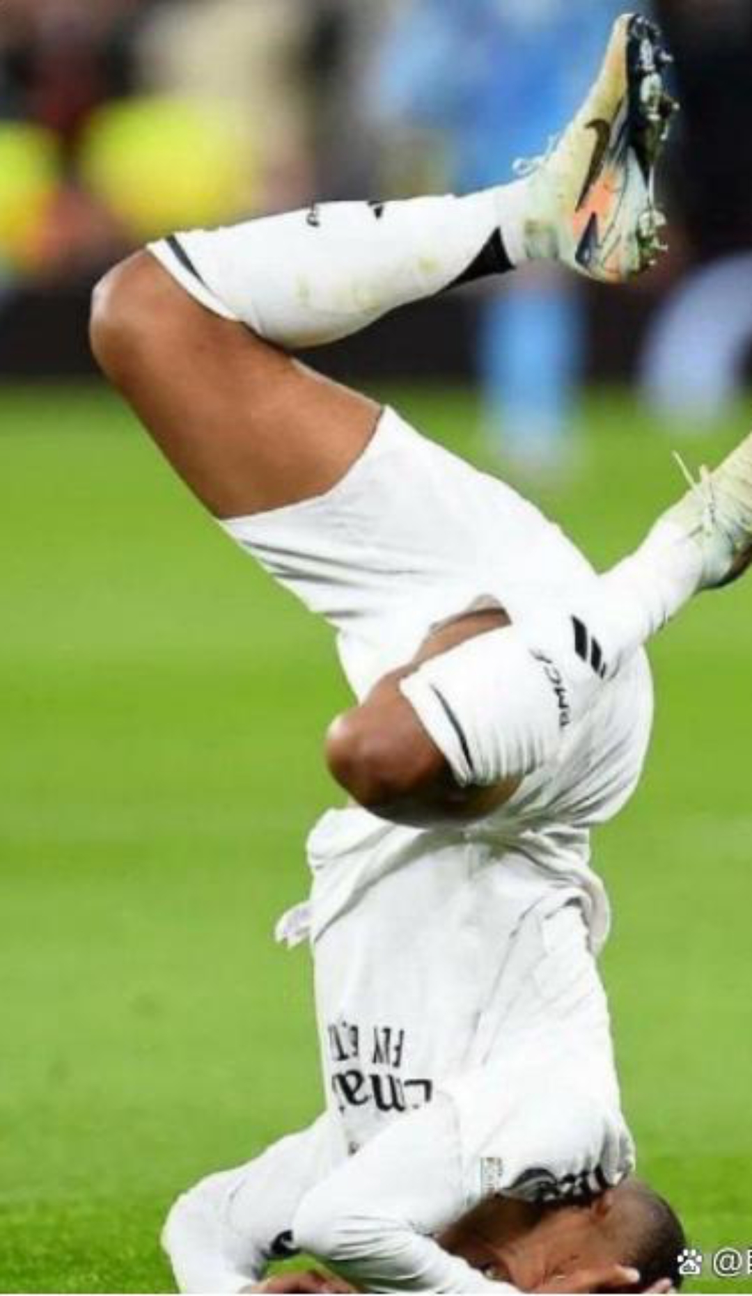 开云体育下载-曼城遭遇C罗晋级，德甲局势紧张