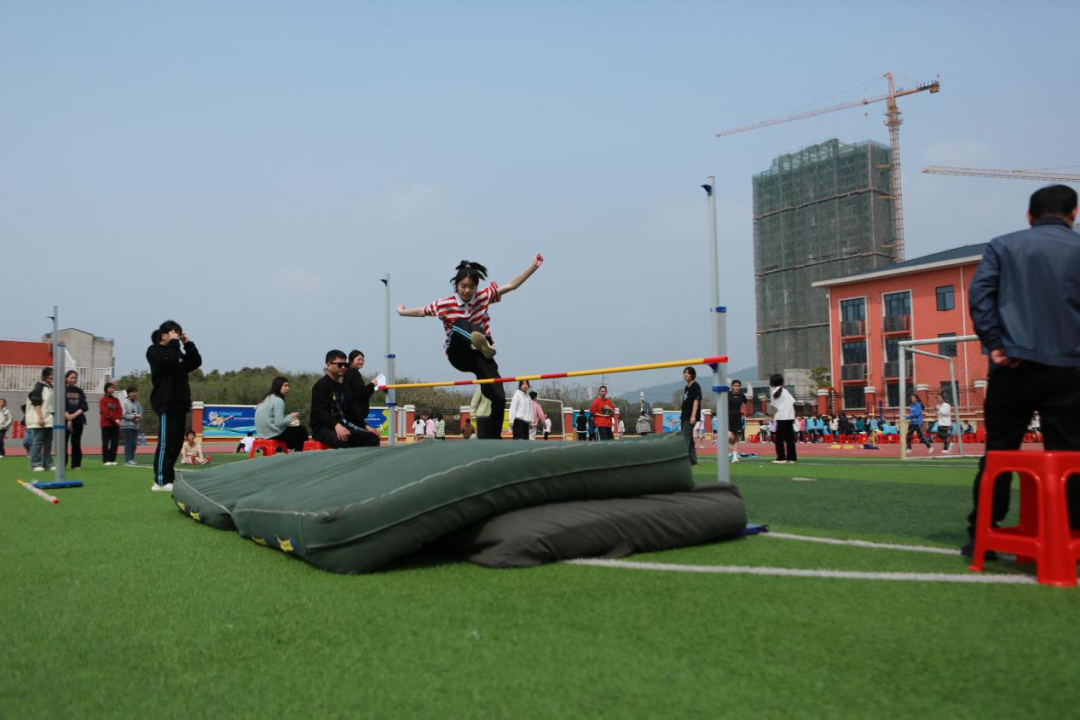 竞争激烈!运动员斗志昂扬争第一的简单介绍 竞争激烈!运动员斗志昂扬争第一的简单介绍