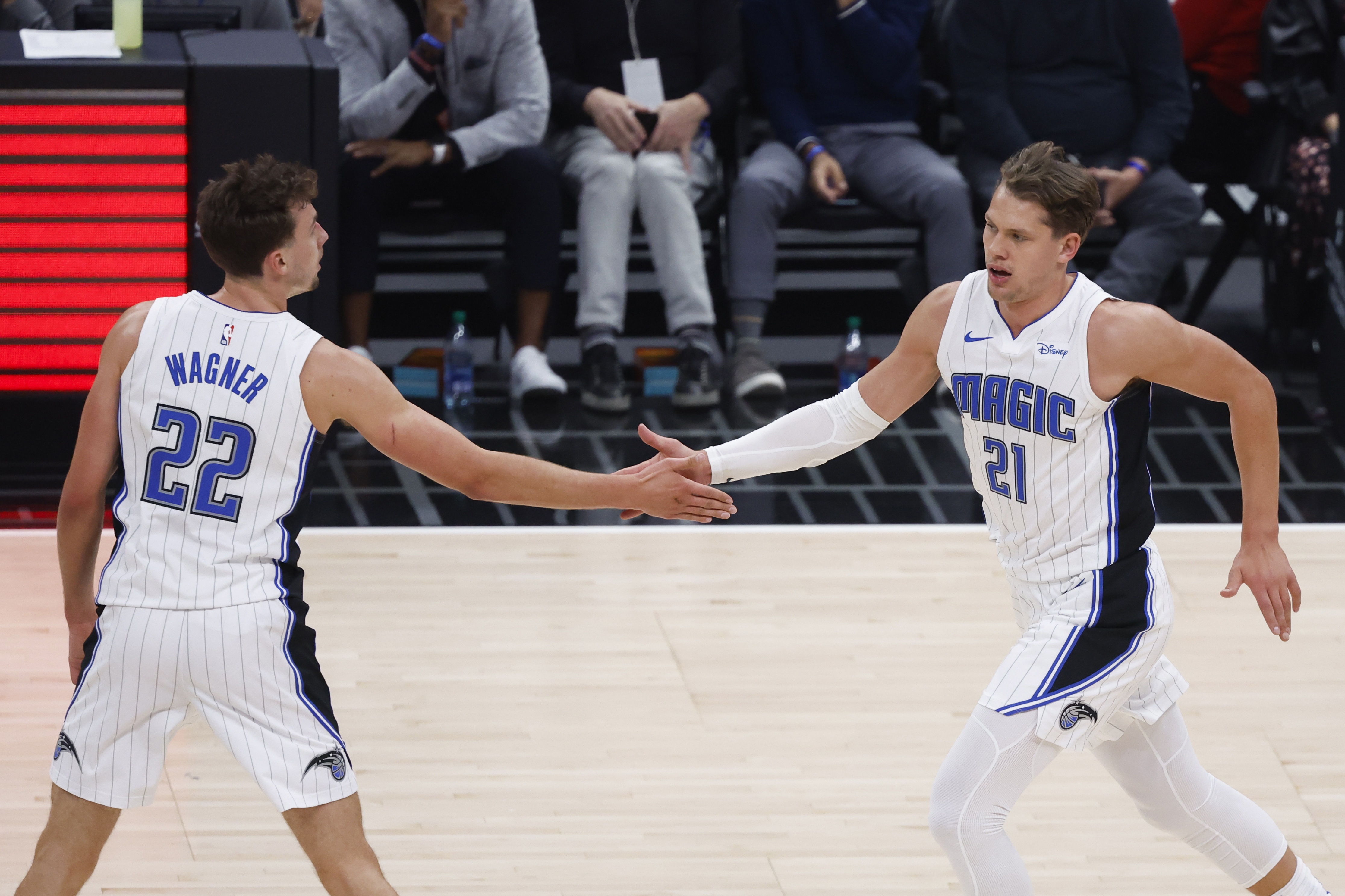 北美篮球决赛预演:湖人主场力克猛龙队取得胜利的简单介绍