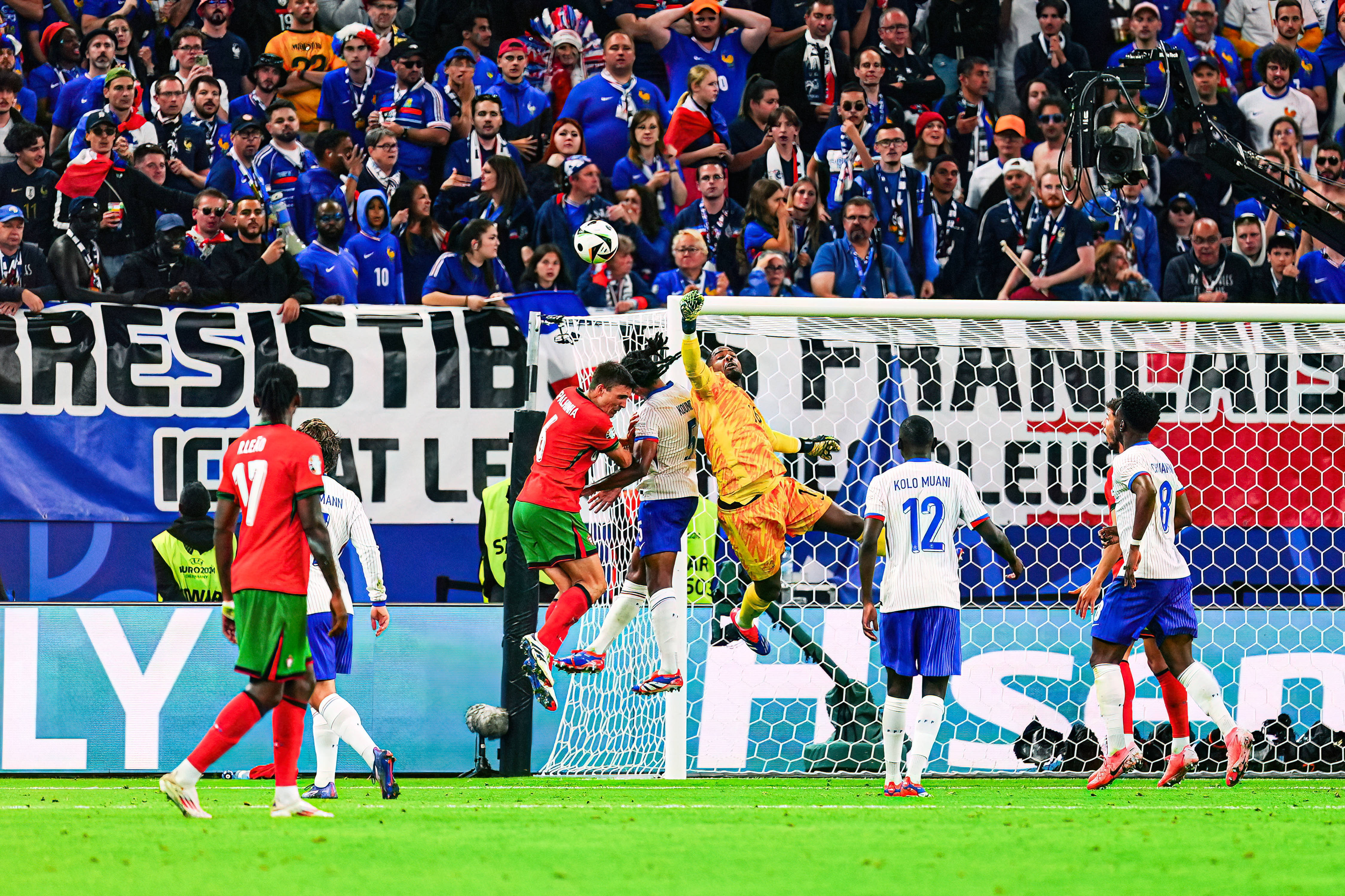 法国队夺得胜利,球迷欢呼雀跃 法国队夺得胜利,球迷欢呼雀跃