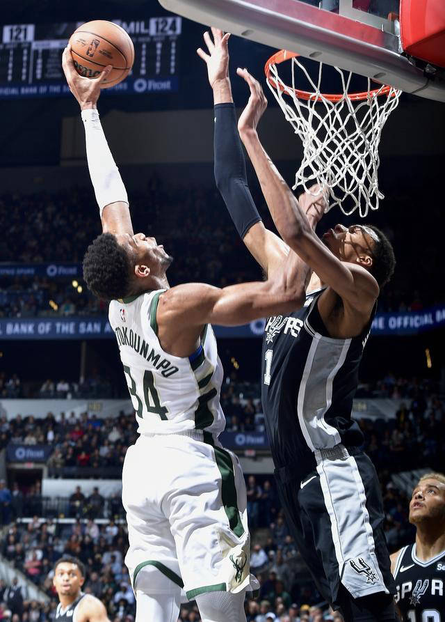 雄鹿大胜马刺,继续保持领先 雄鹿大胜马刺,继续保持领先