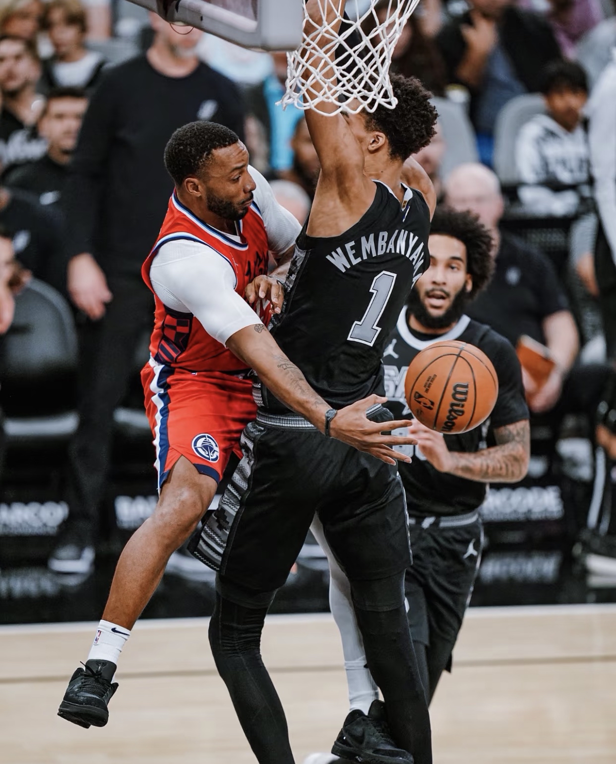 开拓者战胜马刺,取得关键胜利 开拓者战胜马刺,取得关键胜利