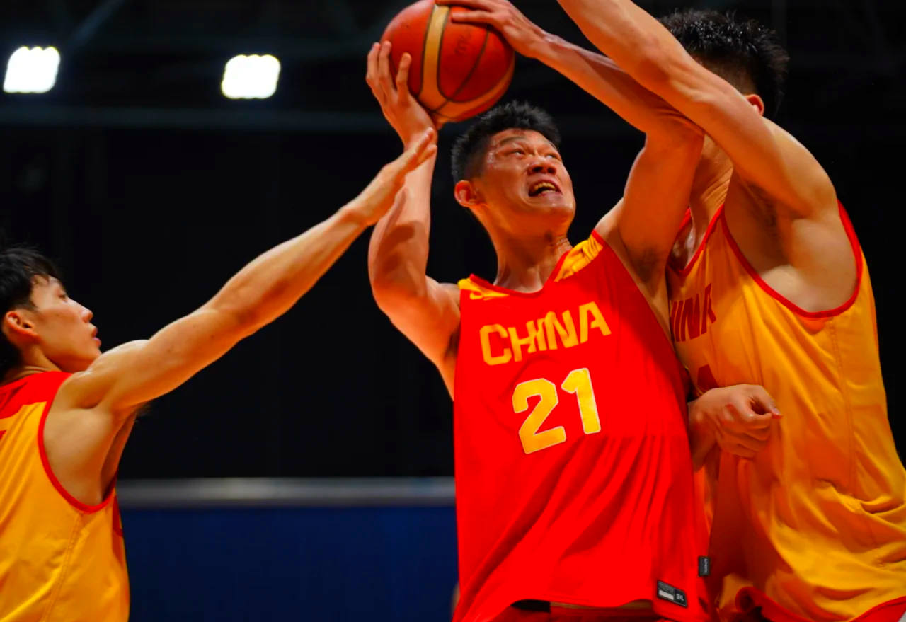 开云下载-山西队翻盘雄鹿，胡金秋高光表现