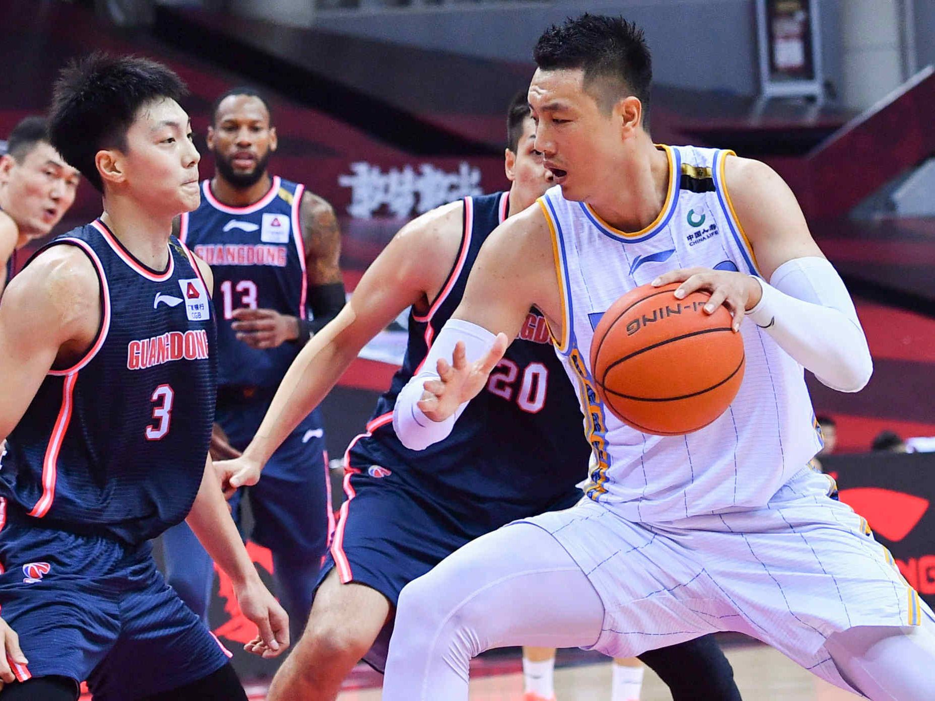 开云体育官网-广东队完胜北京队，王哲林点燃赛场