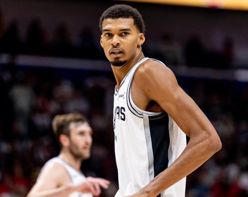 浙江队逆转湖人,布克统治全场 浙江队逆转湖人,布克统治全场